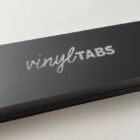 Closeup logo van de zwarte Vinyl Tabs